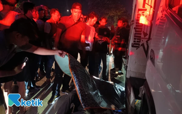 Thumbnail Diduga Ditusuk Pemalak, Sopir Truk Asal Lampung Tewas di Lampu Merah Macan Lindungan