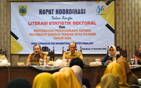 Thumbnail Berita - Bupati Pemalang Serahkan Penghargaan EPSS Mandiri 2025, Tekankan Pentingnya Validitas Statistik Sektoral
