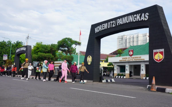 Jaga Kebugaran dan Kekompakan, Persit Koorcab Rem 072 PD IV/Diponegoro Padukan Jalan Sehat Malioboro-Zumba