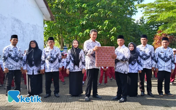 Thumbnail Guru Inspiratif di Sampang Raih Penghargaan, UPTD SDN Torjunan 3 Gelar Upacara HGN Meriah!