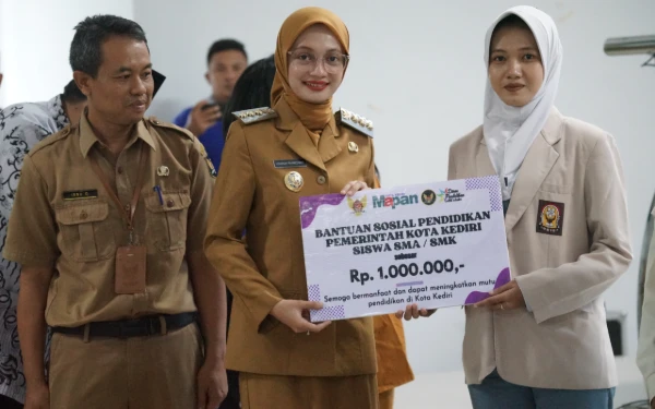 Thumbnail Berita - Wali Kota Vinanda Pastikan Akses Pendidikan Merata, 458 Pelajar dan Mahasiswa Kediri Terima Bantuan