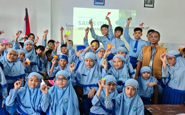 Thumbnail Berita - Potret Imam Wihdan Zarkasyi Jadi 'Guru Sehari', Jadikan Pembelajaran Lebih Ceria dan Berwarna