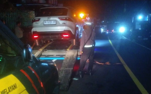 Thumbnail Berita - Tabrak Lari di Jalan Singaraja Denpasar, Mobil Korban Dipepet hingga Terpental