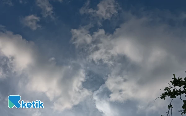 Thumbnail Cuaca Kota Surabaya 26 November 2025 Diprakirakan Hujan Ringan, Jember Hujan Petir