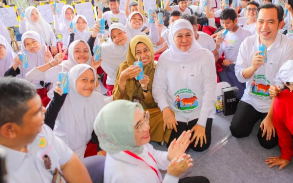 Thumbnail Berita - Gubernur Khofifah Ajak Ratusan Siswa SD di Jember Minum Susu Bersama