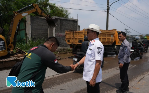 Thumbnail Berita - Bupati Bandung: Penanganan Banjir Bojongsoang Secara Pentahelix Dimulai dengan Normalisasi Saluran Air