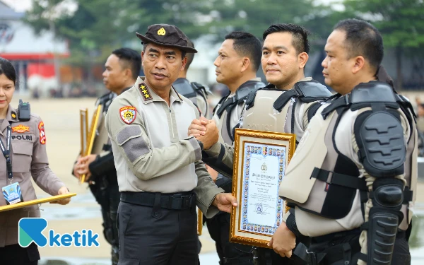 Thumbnail Berita - Kapolres Blitar Borong Penghargaan Quick Wins & Video Pamapta di Apel Kasatwil 2025