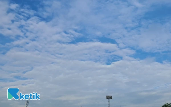 Thumbnail Kota Surabaya dan Kota Blitar Diprediksi Berawan Hari Ini! Cek Daerahmu Sekarang