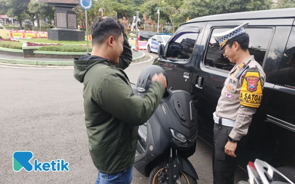 Thumbnail Berita - Tanpa Helm Mendominasi Pelanggaran Operasi Zebra Semeru 2025 di Kota Batu