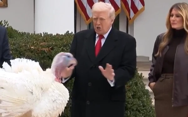 Thumbnail Donald Trump Mengampuni 2 Ayam Kalkun dalam Rangka Perayaan Thanksgiving