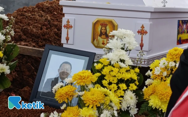 Thumbnail Duka Mengiringi Pemakaman Korban Perampokan Darma Kusuma, Keluarga: Palembang Tak Aman selama Pelaku Bebas