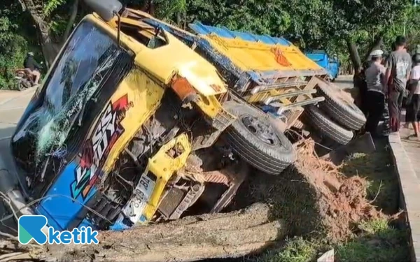 Thumbnail Kendaraan Mendadak Tak Terkendali, Dump Truk Naik ke Median Jalan dan Robohkan Pohon di Palembang