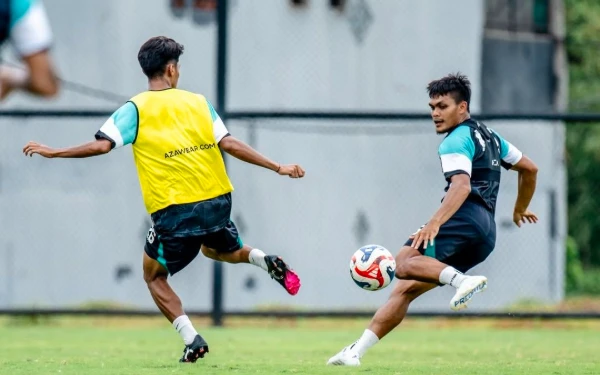 Thumbnail Lawan Bhayangkara FC, Uston Nawawi Pastikan Pemain Persebaya Siap Tempur