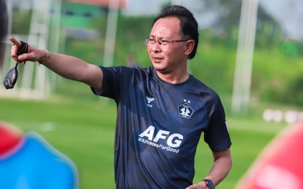 Thumbnail Berita - Ong Kim Swee Pamit ! Manajemen Persik Kediri Sebut Buah  Keputusan Bersama