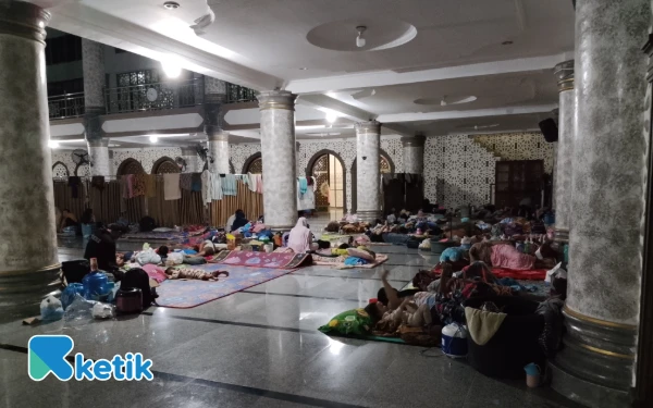 Thumbnail Berita - Efek Banjir dan Listrik Padam, Ratusan KK di Aceh Singkil Mengungsi ke Masjid