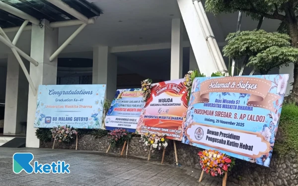 Thumbnail Karangan Bunga dari Pejabat hingga Pengusaha Hiasi Wisuda Universitas Waskita Dharma Malang