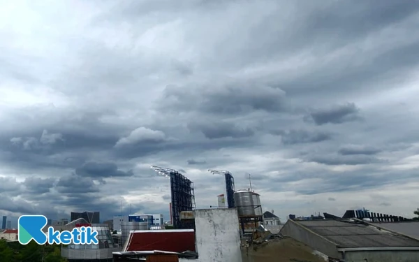 Thumbnail Kota Surabaya dan Sampang Diprediksi Hujan Ringan Hari Ini! Cek Daerahmu Sekarang