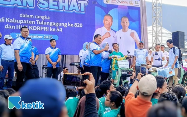 Thumbnail Berita - Wabup Lepas Ribuan Peserta Jalan Sehat HUT Tulungagung–Hari Jadi KORPRI, Doorprize Jadi Magnet Massa