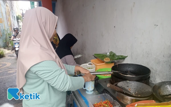 Thumbnail Hanya Rp5 Ribu! Martabak Telur Legendaris Malang Ini Bertahan Sejak 80-an dengan Isian Super Tebal