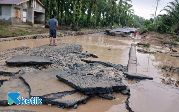 Thumbnail Berita - Banjir Nagan Raya Mulai Surut, Warga Tripa Makmur Berjibaku dengan Lumpur Tanpa Bantuan