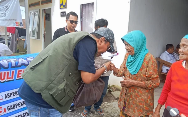 Thumbnail Berita - Biasa Bersaing Lelang Proyek, 7 Asosiasi Pengusaha Konstruksi Lumajang Kompak Bantu Korban Erupsi