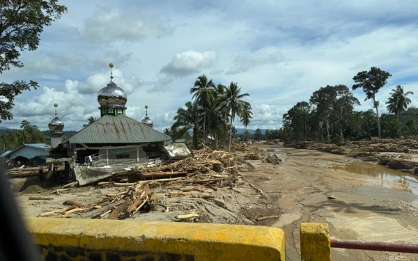 Thumbnail Gunakan Pendekatan Fisika, Kreator Konten Bongkar Klaim Pejabat Kemenhut Soal Kayu Hanyut di Banjir Sumatera