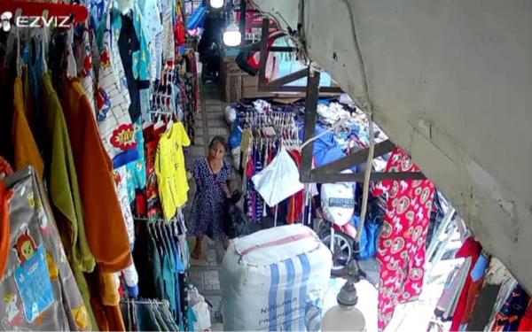 Thumbnail Aksi Berulang Curi Pakaian di Pasar 16 Ilir Palembang Berakhir, Wanita Ini Ditangkap Warga