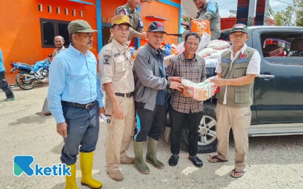 Thumbnail Berita - Wabup Aceh Singkil Serahkan Bantuan Masa Panik Korban Banjir dan Longsor
