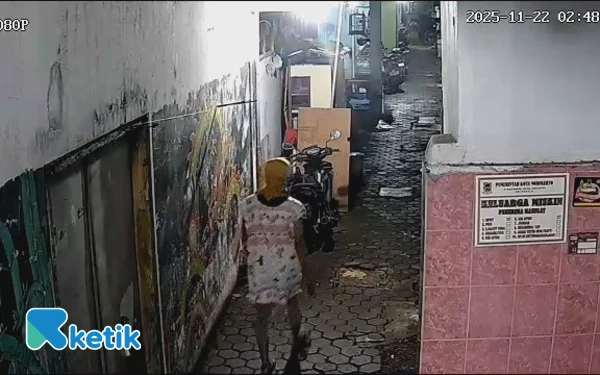 Thumbnail Berita - Terekam CCTV, Maling Motor Berdaster Hebohkan Mojokerto