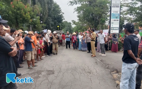 Thumbnail Berita - Ratusan Warga Geruduk Balai Desa, Sekdes Padek Ulujami Pemalang Lepas Jabatan Setelah Aksi Kedua