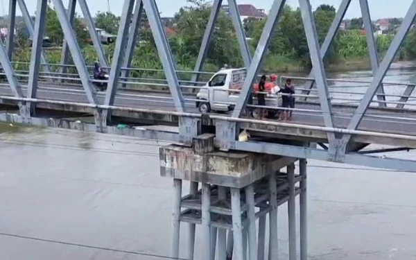 Thumbnail Berita - Heboh! Limbah Diduga Sisa Pemotongan Ayam Dibuang di Sungai Brantas Jombang Terekam Drone Warga