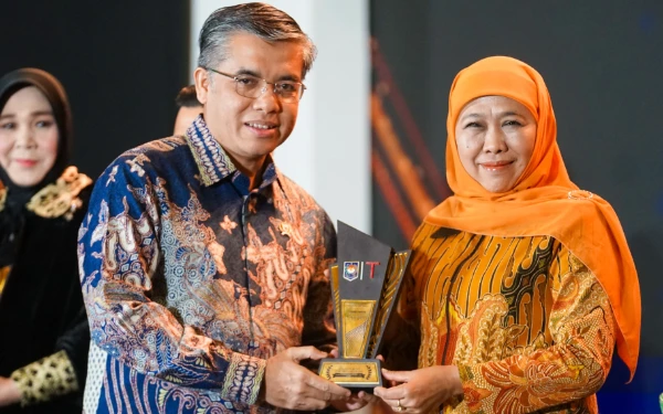 Thumbnail Pemprov Jatim Raih Penghargaan Penyerapan Tenaga Kerja dengan Fiskal Tinggi dari Mendagri