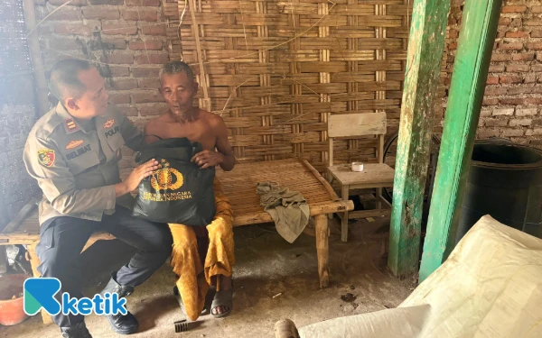 Bantu Pengumpul Rongsokan, Patroli Polisi di Mojokerto Berubah Jadi Aksi Kepedulian