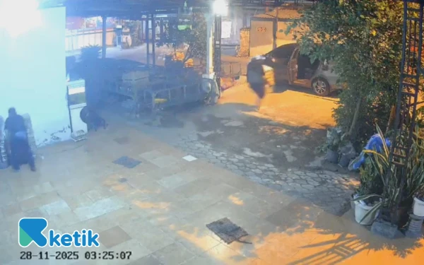 Thumbnail Berita - Maling Bermobil Curi Ribuan Telur Bebek di Mojosari Mojokerto Terekam CCTV