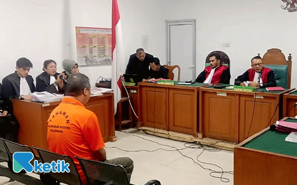 Thumbnail Sudah Berdamai, Suseno Tetap Dituntut 5 Bulan Penjara dalam Kasus Aspal Rp3,3 Miliar