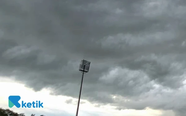 Thumbnail Kota Surabaya dan Kabupaten Mojokerto Diprediksi Hujan Petir Hari Ini! Cek Daerahmu Sekarang