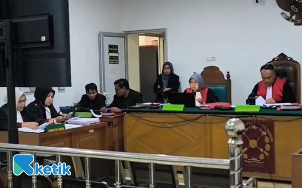 Thumbnail JPU Sebut Taufik Raup Untung Rp7 Juta/Bulan dari Bisnis Internet Ilegal, Dituntut 8 Bulan Penjara