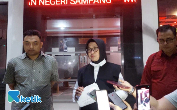 Thumbnail Berita - Kejari Sampang Geledah Rumah Bendahara RSUD dr. Mohammad Zyn Terkait Dugaan Korupsi BLUD