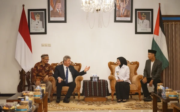 Thumbnail Berita - Mbak Wali Kota Kediri Sambut Dubes Palestina, Tekankan Moderasi Beragama dan Perdamaian