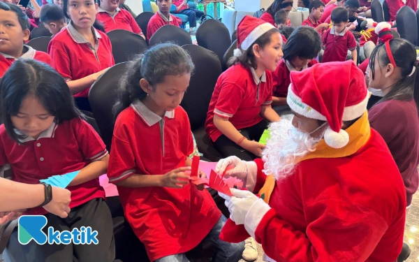 Keceriaan Puluhan Anak Panti Asuhan di Lighting Christmas Swiss-Bellin Airport Surabaya