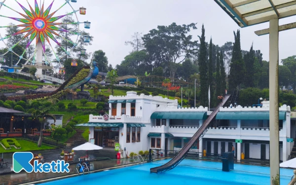 Thumbnail Sensasi Meluncur di Papan Seluncur Usia Hampir 1 Abad di Selecta Kota Batu, Berani Coba?