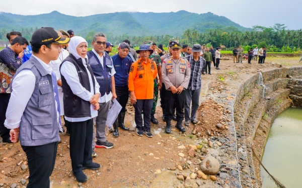 Thumbnail Tuntas 100 Persen! Khofifah Pastikan Pembangunan Tanggul Bronjong Trenggalek Senilai Rp15,85 Miliar Selesai