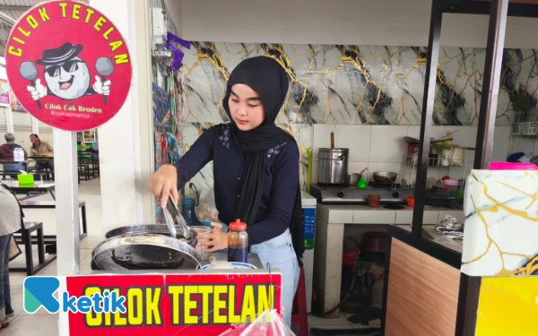 Thumbnail Berita - Inspiratif! Nabila Marisa, Mahasiswa Semester 3 yang Setia Bantu Orang Tua Jualan Cilok di Pasar Among Tani Batu