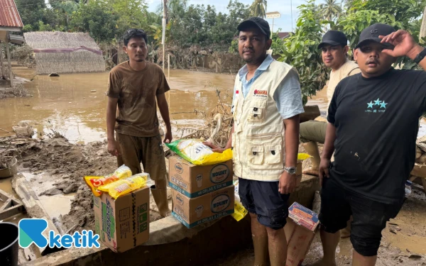 Thumbnail Korban Banjir Aceh Tamiang Bertahan Hidup dengan Ubi dan Air Berlumpur, PDI-P Aceh Salurkan Bantuan