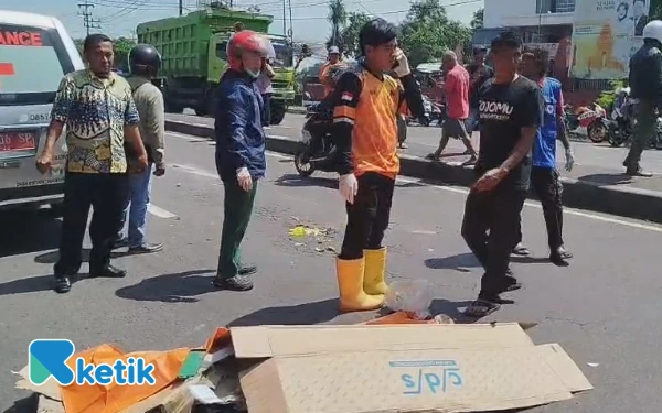 Thumbnail Berita - Lawan Arah, Pensiunan Polisi Tewas Ditabrak 2 Truk di Jalan Bypass Mojokerto