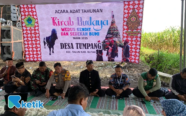 Thumbnail Berita - Ratusan Warga Iringi Kirab Wedus Kendit di Desa Tumpang Blitar, Tradisi Sejak 1918 Tetap Menyala