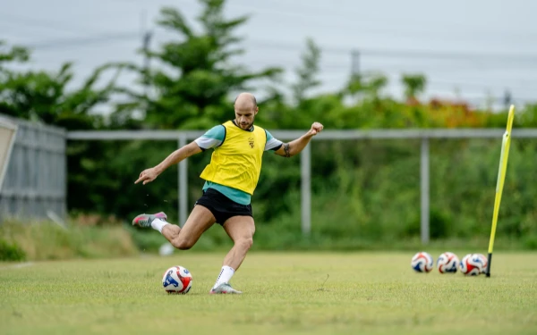 Thumbnail 2 Bulan Fokus Pemulihan Cedera, Risto Mitrevski Kembali Gabung Persebaya
