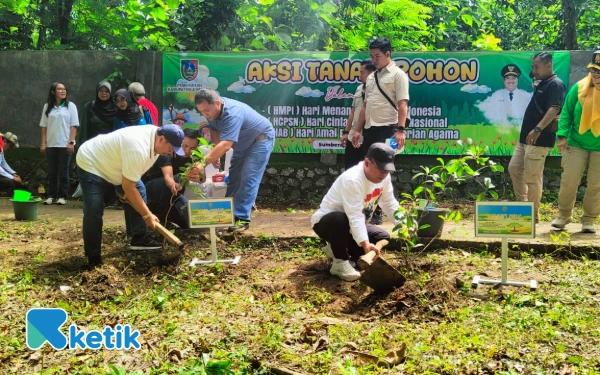 Thumbnail Berita - Pulihkan Ekosistem, Bupati Jombang Warsubi Pimpin Gerakan Tanam Pohon dan Tebar Ikan