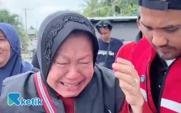 Thumbnail Berita - Tangis Tri Rismaharini Pecah, Tak Kuasa Melihat Bayi Korban Banjir Aceh Minum Air Berlumpur