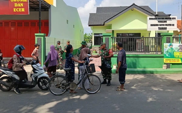 Danramil 02/Taman Pemalang Pimpin Jumat Berkah, Ratusan Nasi Kotak Dibagikan